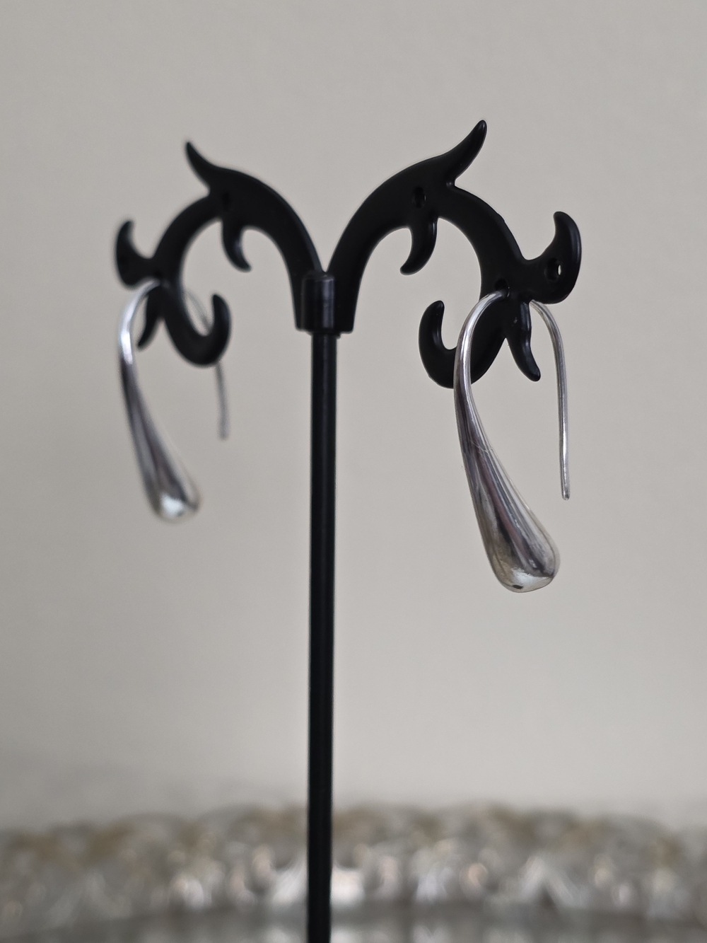 ✨️✨️ Silver Tone Teardrop Dangle Earrings - Sleek Silver Design